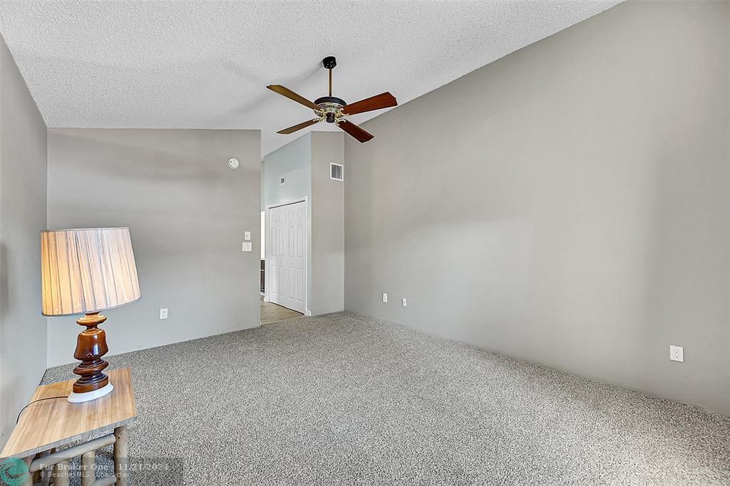 For Sale: $299,900 (2 beds, 2 baths, 1195 Square Feet)