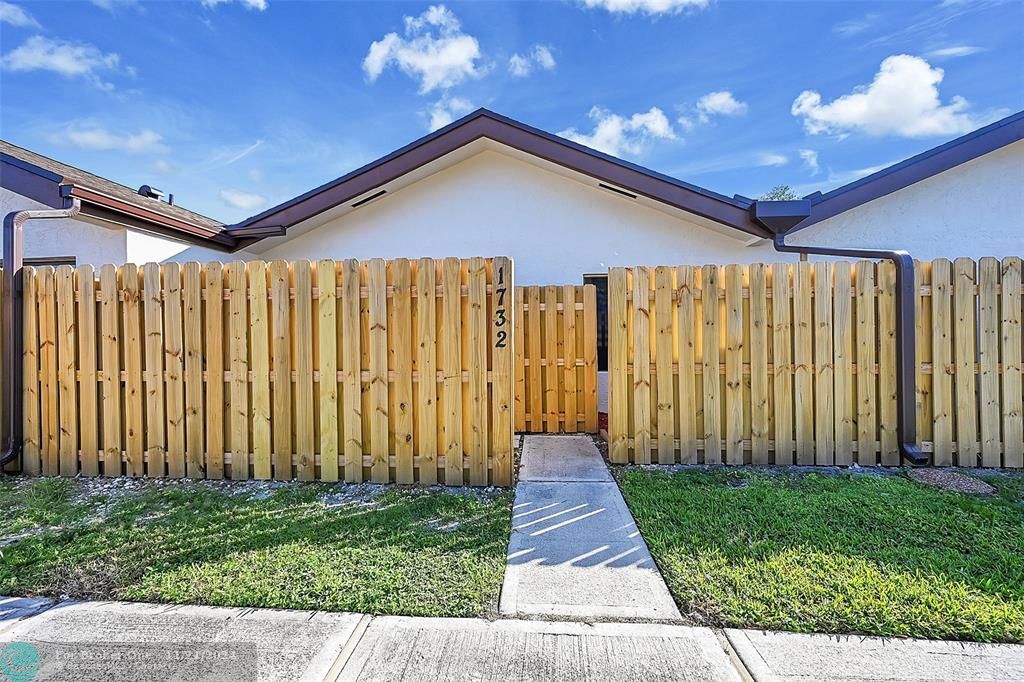 For Sale: $299,900 (2 beds, 2 baths, 1195 Square Feet)