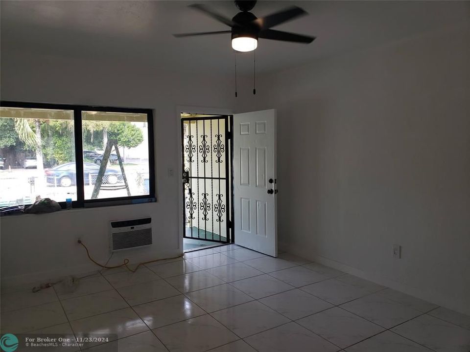 For Rent: $2,500 (3 beds, 2 baths, 1200 Square Feet)