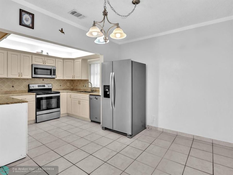 For Sale: $280,000 (2 beds, 2 baths, 960 Square Feet)