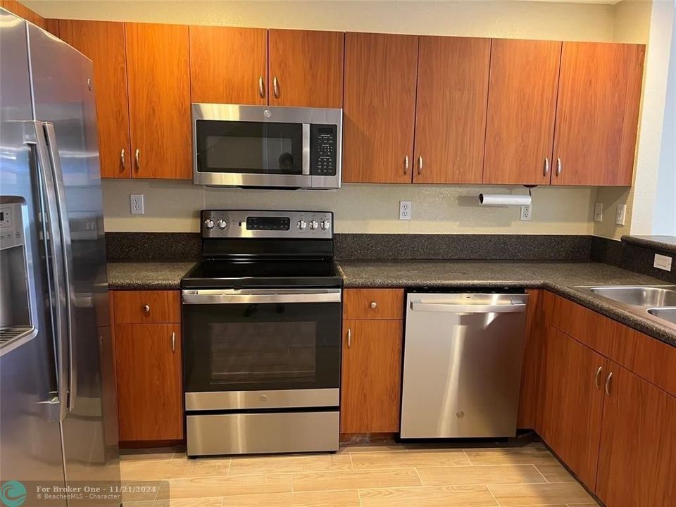 For Rent: $2,950 (3 beds, 3 baths, 1489 Square Feet)