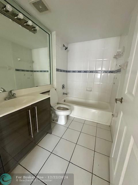 For Sale: $279,000 (2 beds, 2 baths, 900 Square Feet)