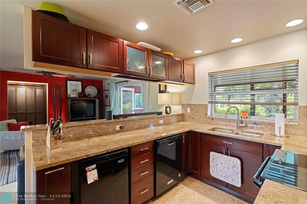 For Sale: $449,900 (2 beds, 2 baths, 1116 Square Feet)