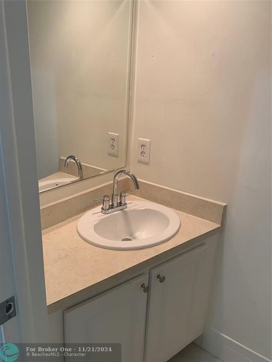 For Rent: $2,100 (2 beds, 1 baths, 800 Square Feet)