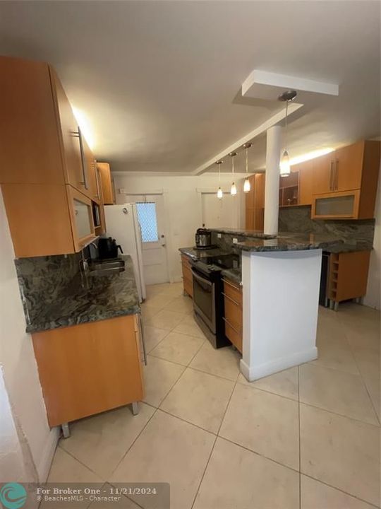 For Sale: $249,000 (2 beds, 2 baths, 945 Square Feet)