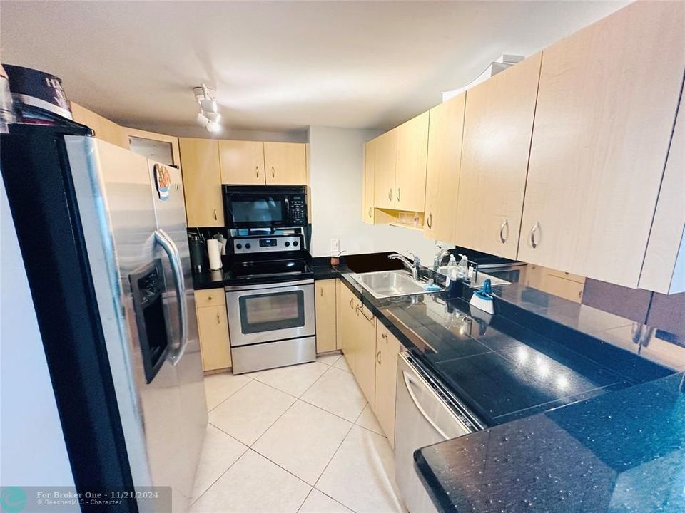 For Rent: $3,800 (2 beds, 2 baths, 987 Square Feet)