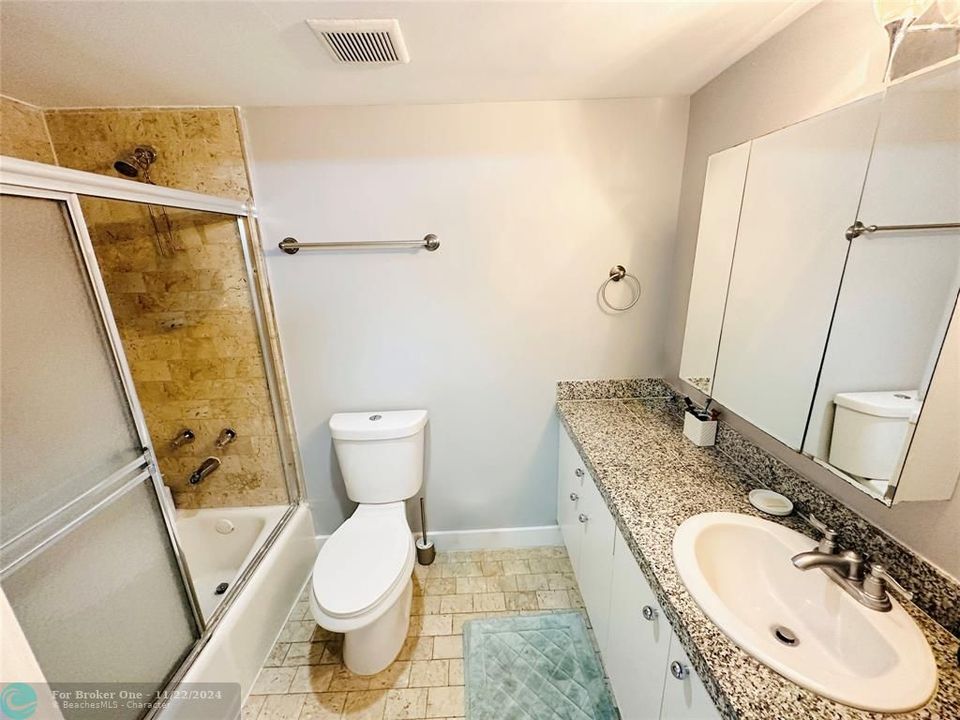 For Rent: $3,800 (2 beds, 2 baths, 987 Square Feet)