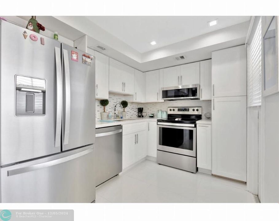 For Sale: $240,000 (2 beds, 2 baths, 1100 Square Feet)