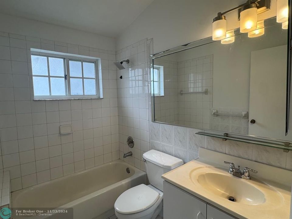 For Sale: $235,000 (1 beds, 1 baths, 697 Square Feet)