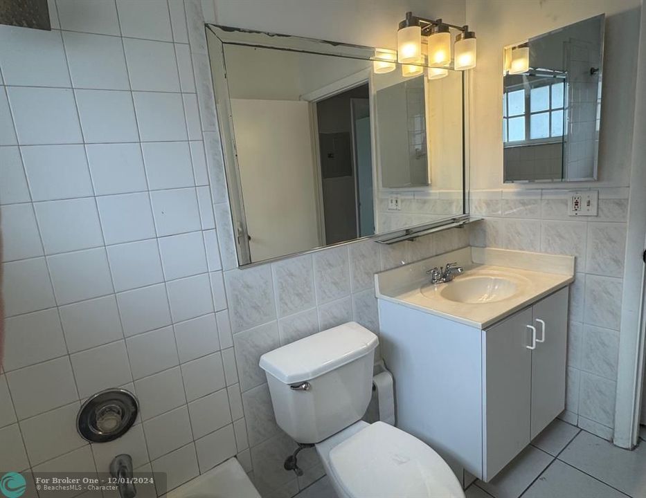 For Sale: $235,000 (1 beds, 1 baths, 697 Square Feet)