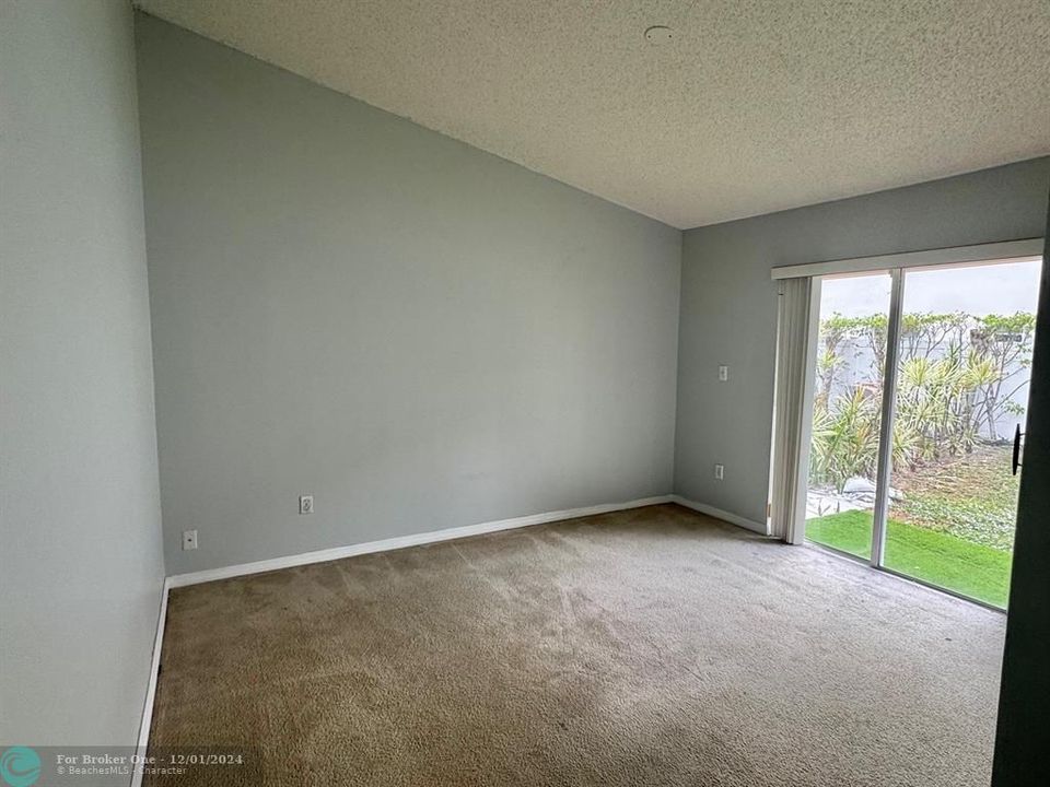 For Sale: $235,000 (1 beds, 1 baths, 697 Square Feet)