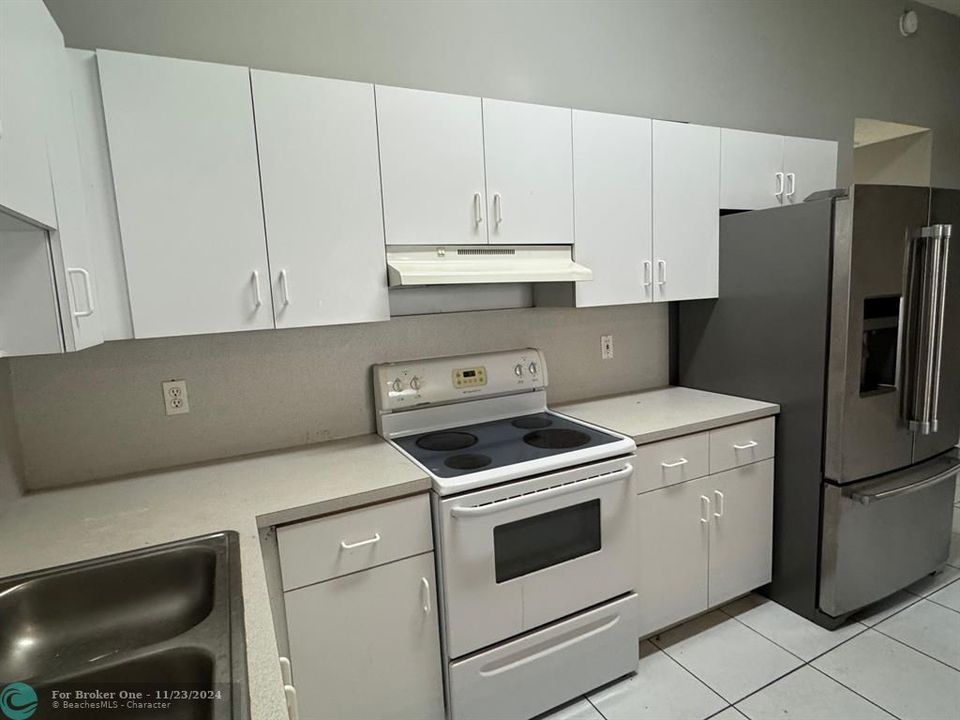 For Sale: $235,000 (1 beds, 1 baths, 697 Square Feet)