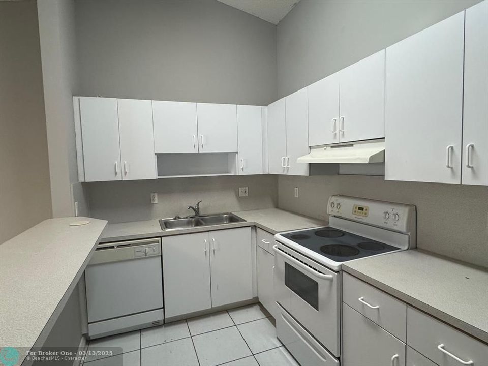 For Sale: $235,000 (1 beds, 1 baths, 697 Square Feet)