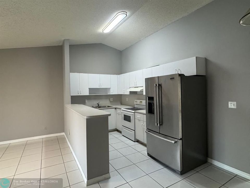 For Sale: $235,000 (1 beds, 1 baths, 697 Square Feet)