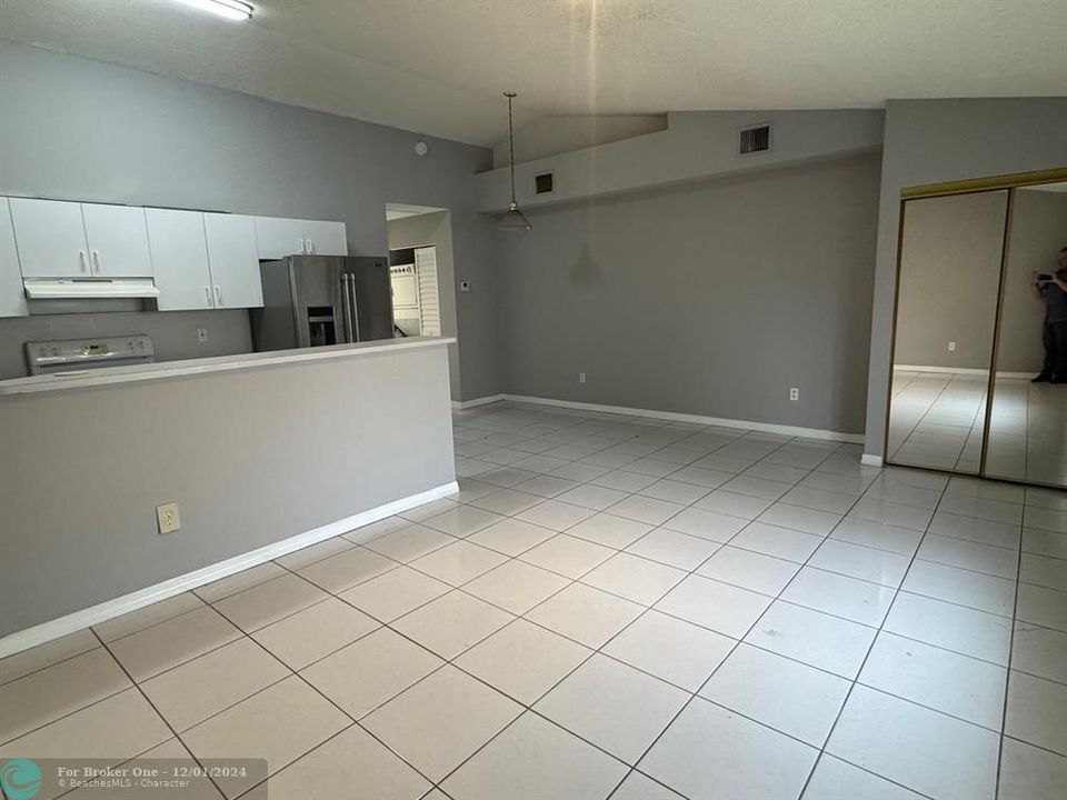 For Sale: $235,000 (1 beds, 1 baths, 697 Square Feet)