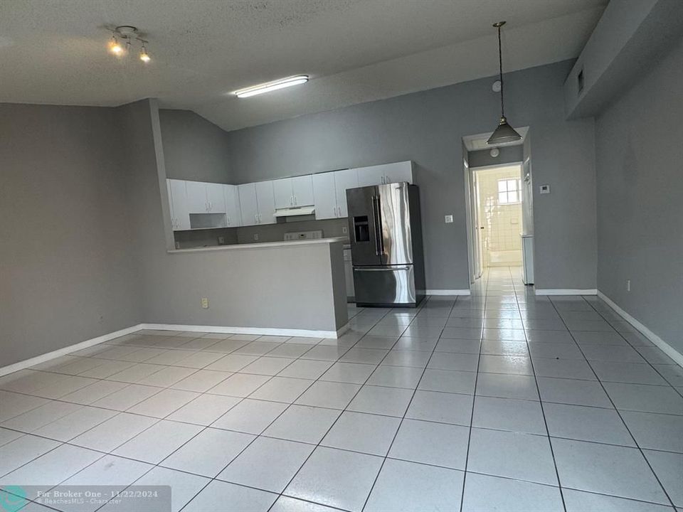 For Sale: $235,000 (1 beds, 1 baths, 697 Square Feet)