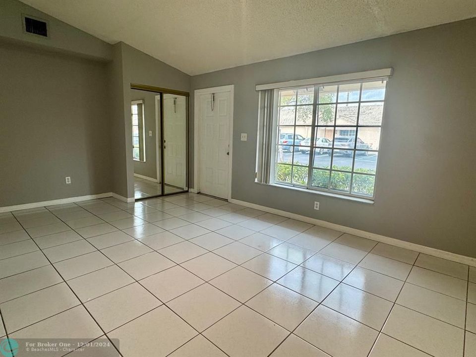 For Sale: $235,000 (1 beds, 1 baths, 697 Square Feet)