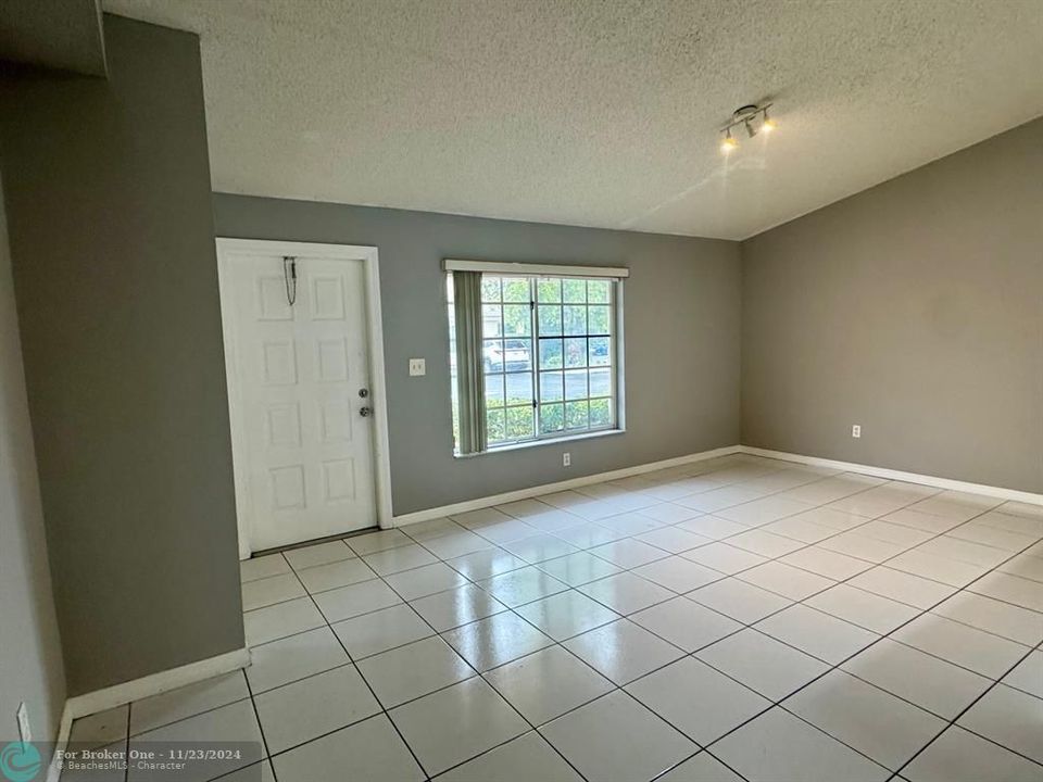 For Sale: $235,000 (1 beds, 1 baths, 697 Square Feet)