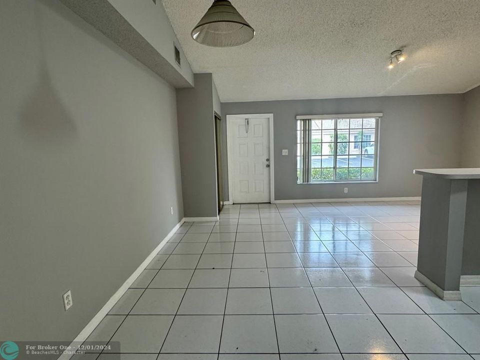 For Sale: $235,000 (1 beds, 1 baths, 697 Square Feet)