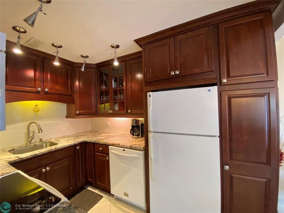 For Sale: $270,000 (2 beds, 2 baths, 841 Square Feet)