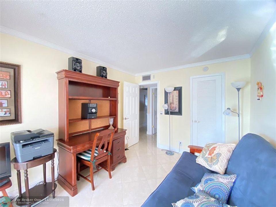 For Sale: $270,000 (2 beds, 2 baths, 841 Square Feet)