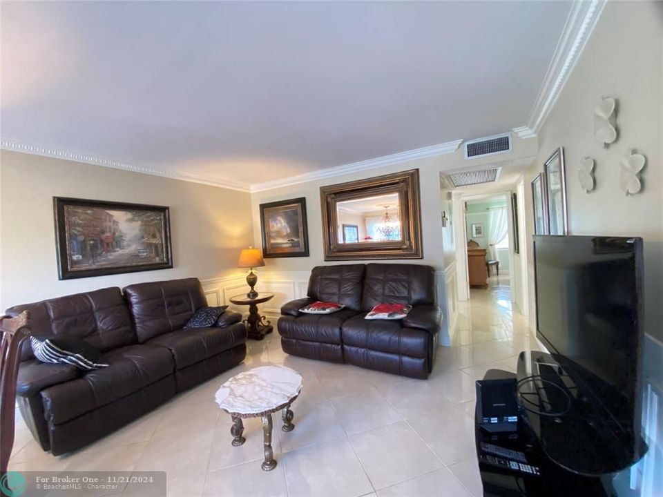 For Sale: $270,000 (2 beds, 2 baths, 841 Square Feet)