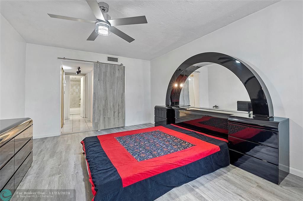 For Sale: $150,000 (1 beds, 1 baths, 943 Square Feet)