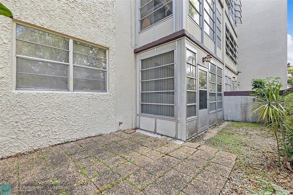 For Sale: $150,000 (1 beds, 1 baths, 943 Square Feet)