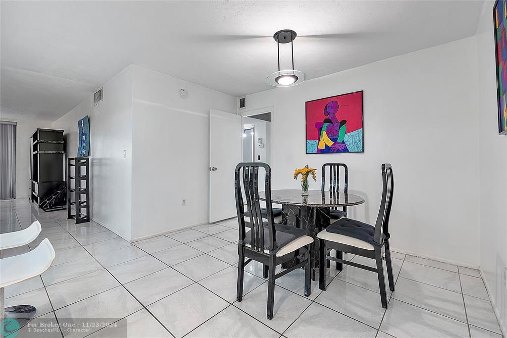 For Sale: $150,000 (1 beds, 1 baths, 943 Square Feet)