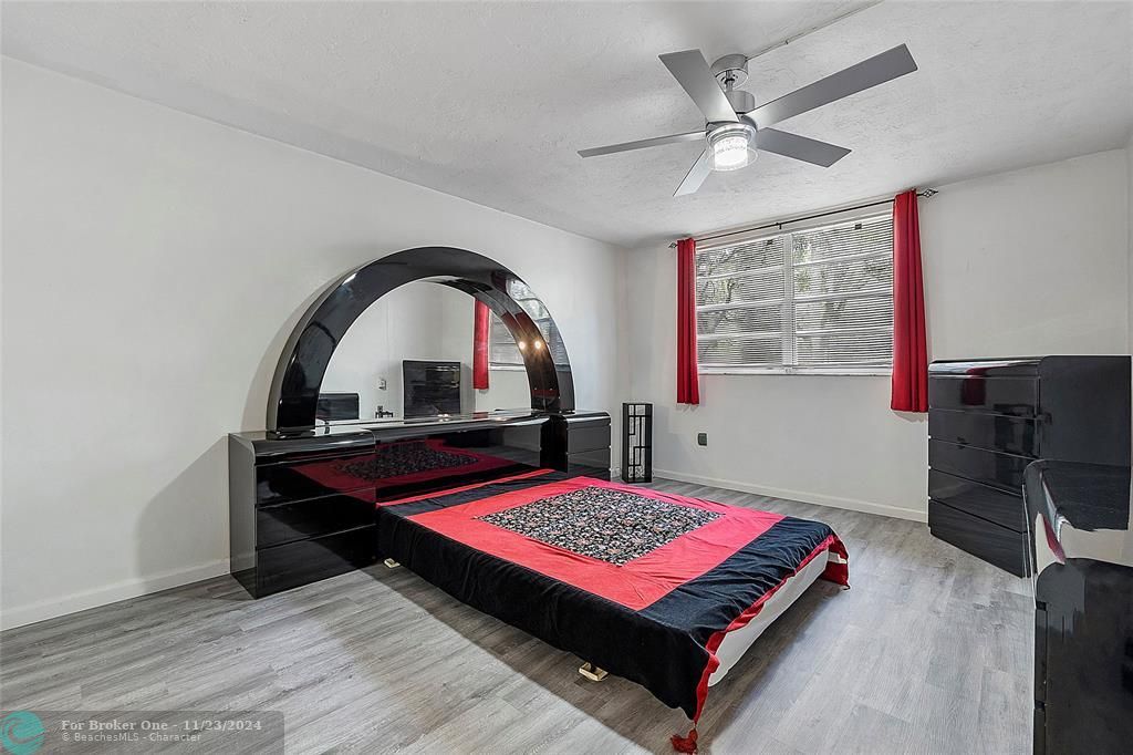 For Sale: $150,000 (1 beds, 1 baths, 943 Square Feet)