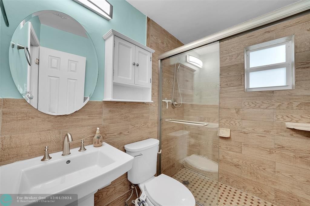 For Sale: $420,000 (2 beds, 1 baths, 914 Square Feet)