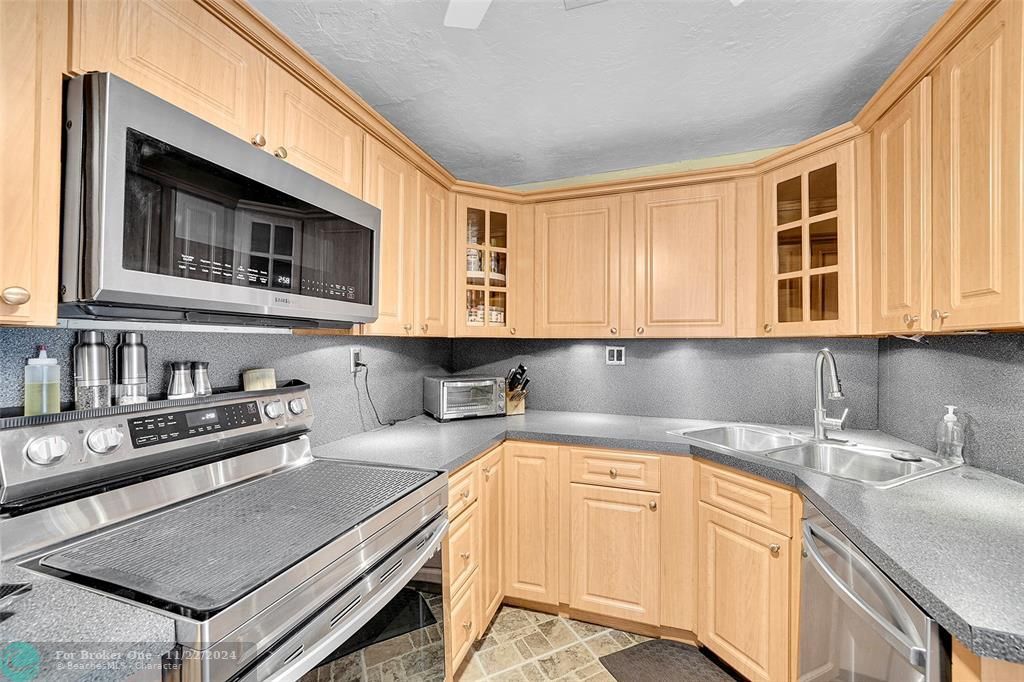 For Sale: $420,000 (2 beds, 1 baths, 914 Square Feet)