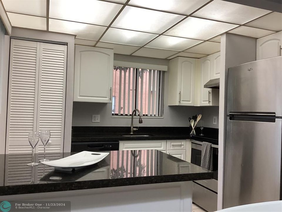 For Rent: $2,100 (2 beds, 2 baths, 963 Square Feet)