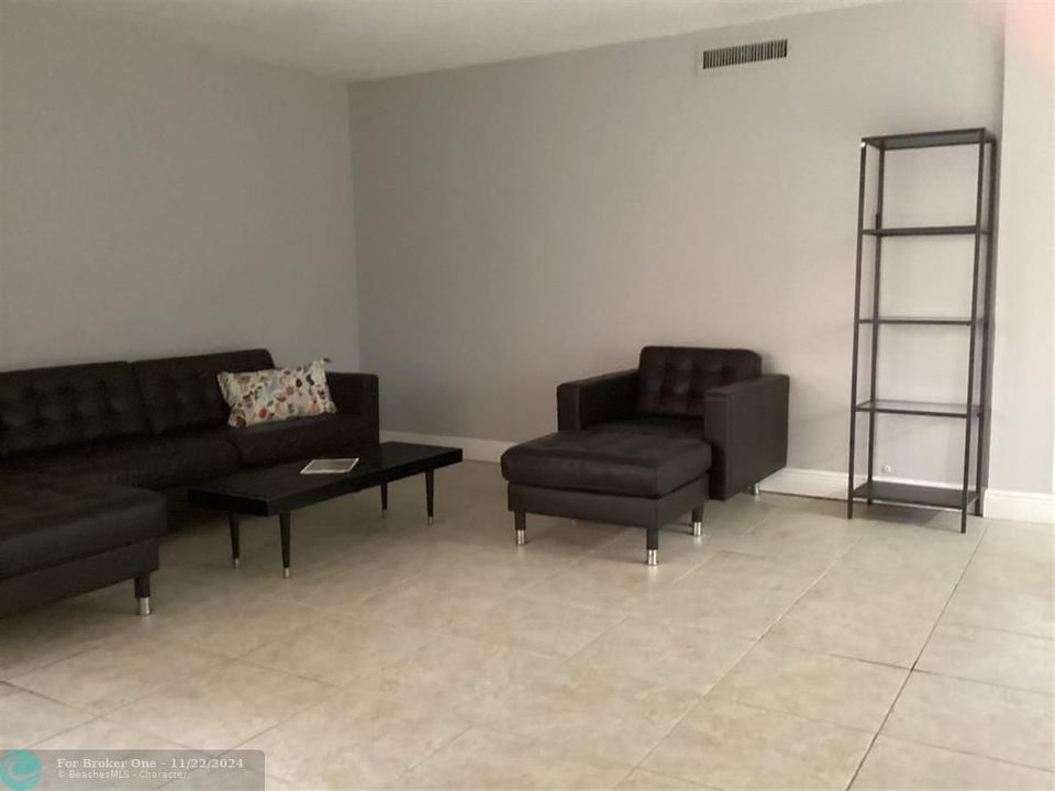 For Rent: $2,100 (2 beds, 2 baths, 963 Square Feet)