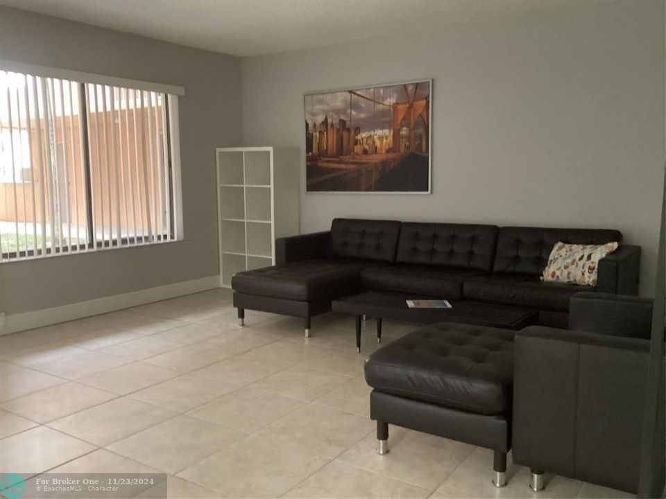 For Rent: $2,100 (2 beds, 2 baths, 963 Square Feet)