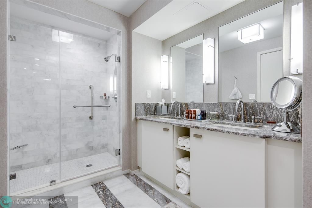 For Sale: $749,000 (1 beds, 1 baths, 720 Square Feet)