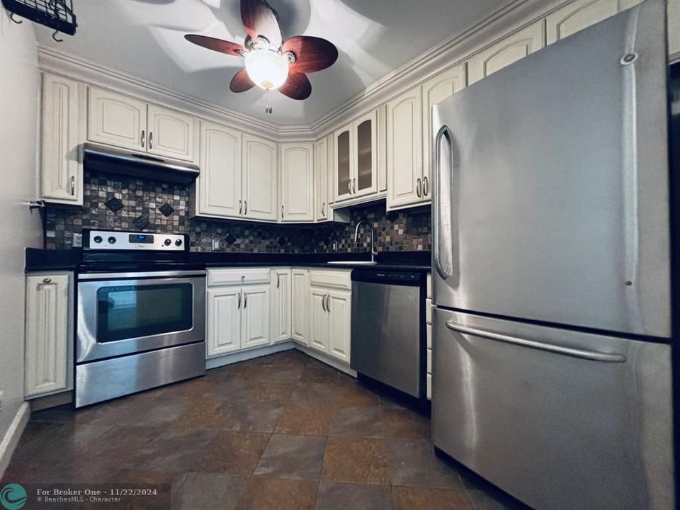 For Sale: $140,000 (1 beds, 1 baths, 822 Square Feet)