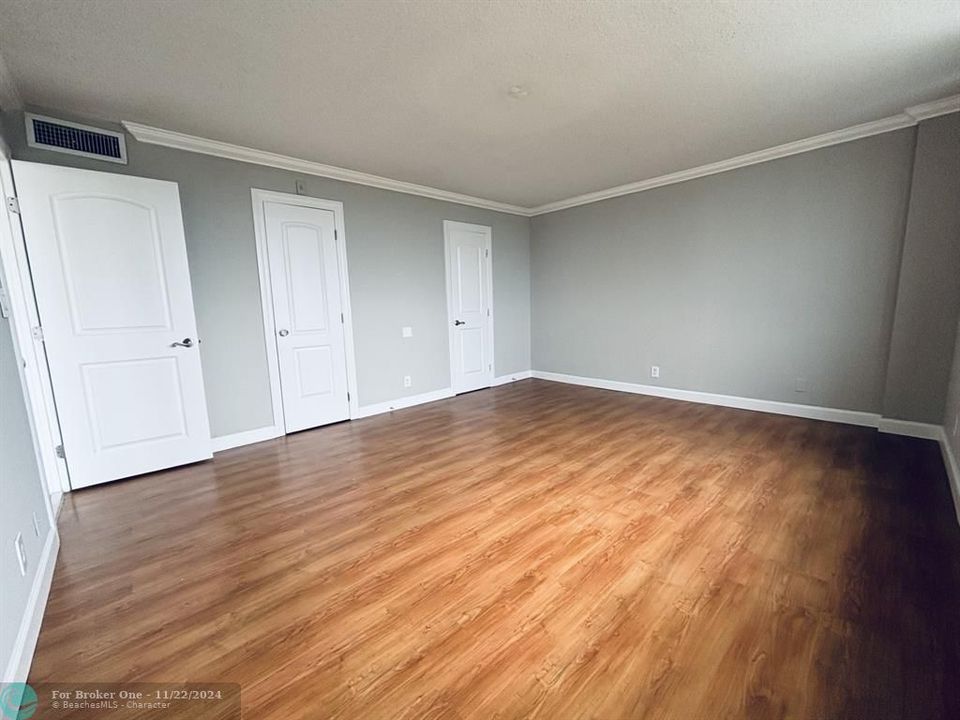 For Sale: $140,000 (1 beds, 1 baths, 822 Square Feet)