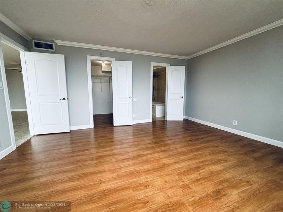 For Sale: $140,000 (1 beds, 1 baths, 822 Square Feet)