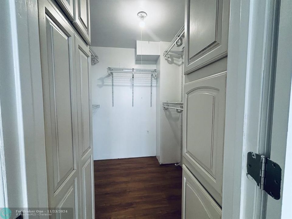 For Sale: $140,000 (1 beds, 1 baths, 822 Square Feet)