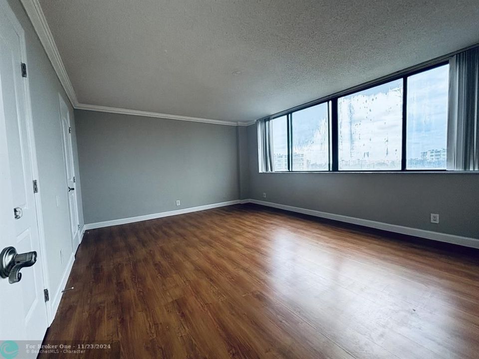 For Sale: $140,000 (1 beds, 1 baths, 822 Square Feet)