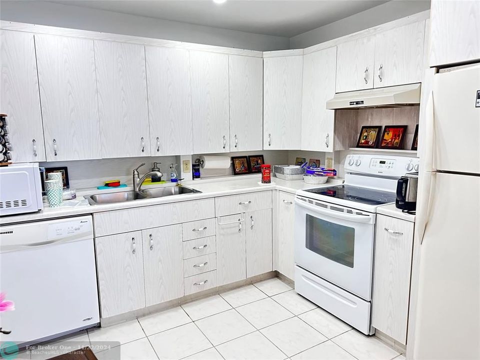 For Sale: $205,000 (2 beds, 2 baths, 896 Square Feet)