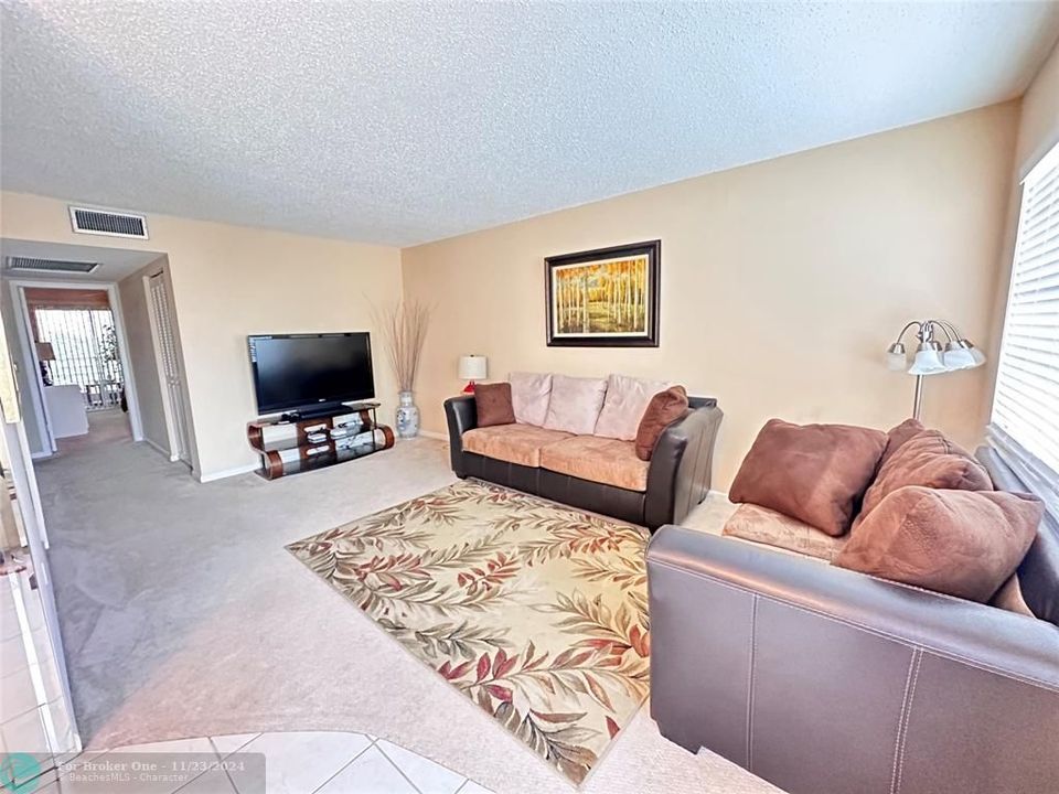 For Sale: $205,000 (2 beds, 2 baths, 896 Square Feet)