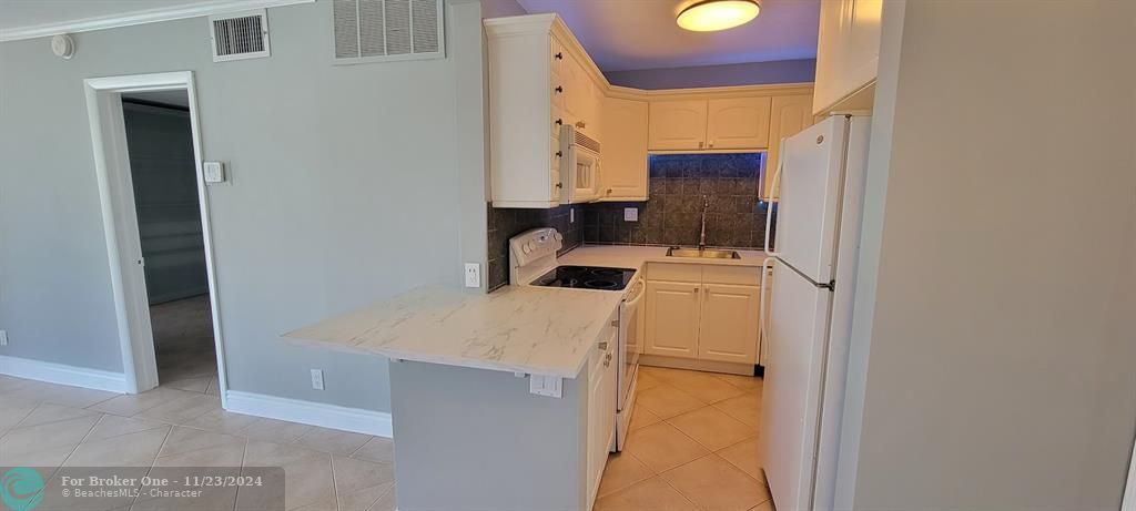 For Rent: $1,900 (1 beds, 1 baths, 600 Square Feet)