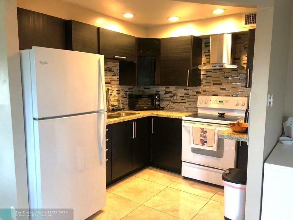 For Sale: $259,000 (1 beds, 1 baths, 700 Square Feet)