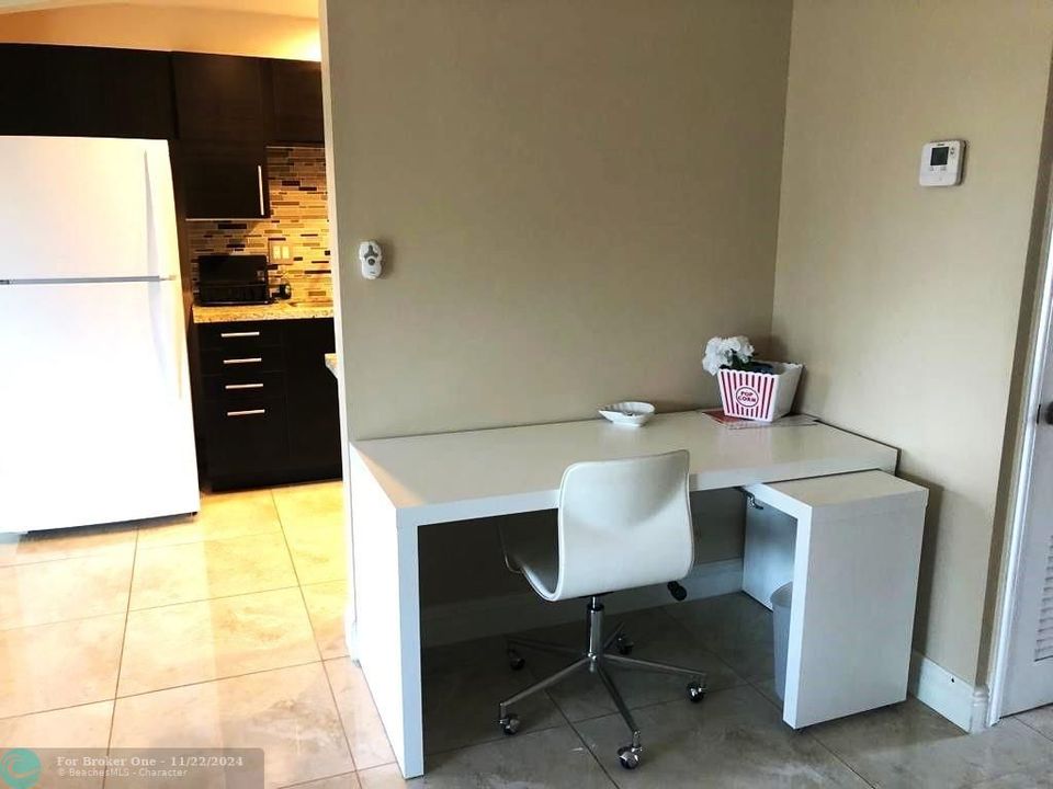 For Sale: $259,000 (1 beds, 1 baths, 700 Square Feet)