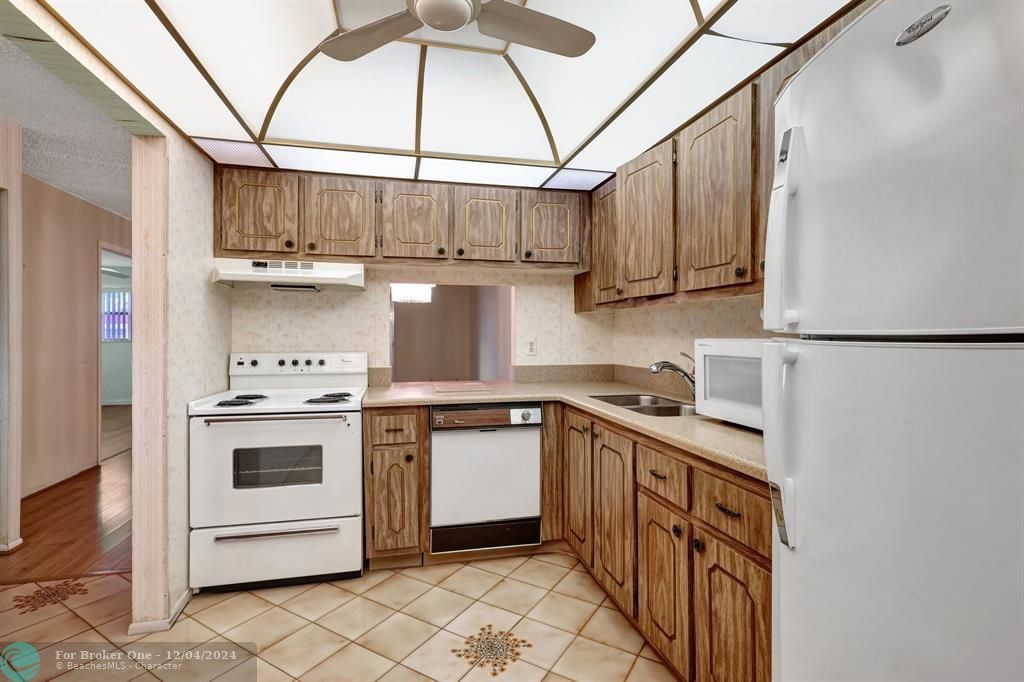 For Sale: $139,900 (2 beds, 2 baths, 1004 Square Feet)