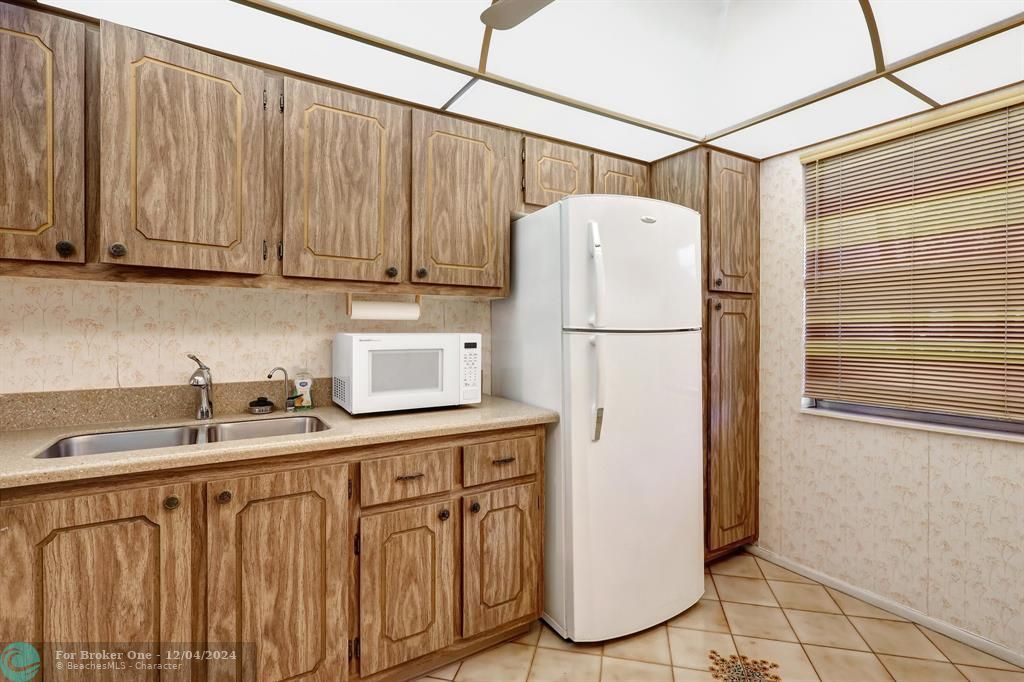 For Sale: $139,900 (2 beds, 2 baths, 1004 Square Feet)