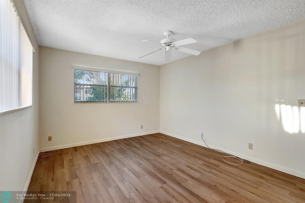 For Sale: $139,900 (2 beds, 2 baths, 1004 Square Feet)