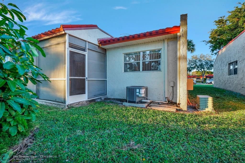 For Sale: $139,900 (2 beds, 2 baths, 1004 Square Feet)